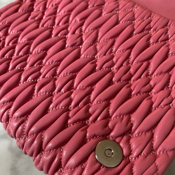 Miu Miu Crystal-embellished pink matelassê leather bag - Picture 7 of 8